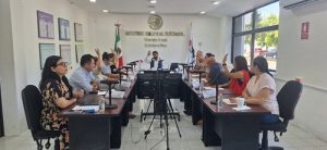 integrantes de consejo local votando a mano alzada