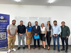 ocho personas de pie juntas para tomarse una foto grupal