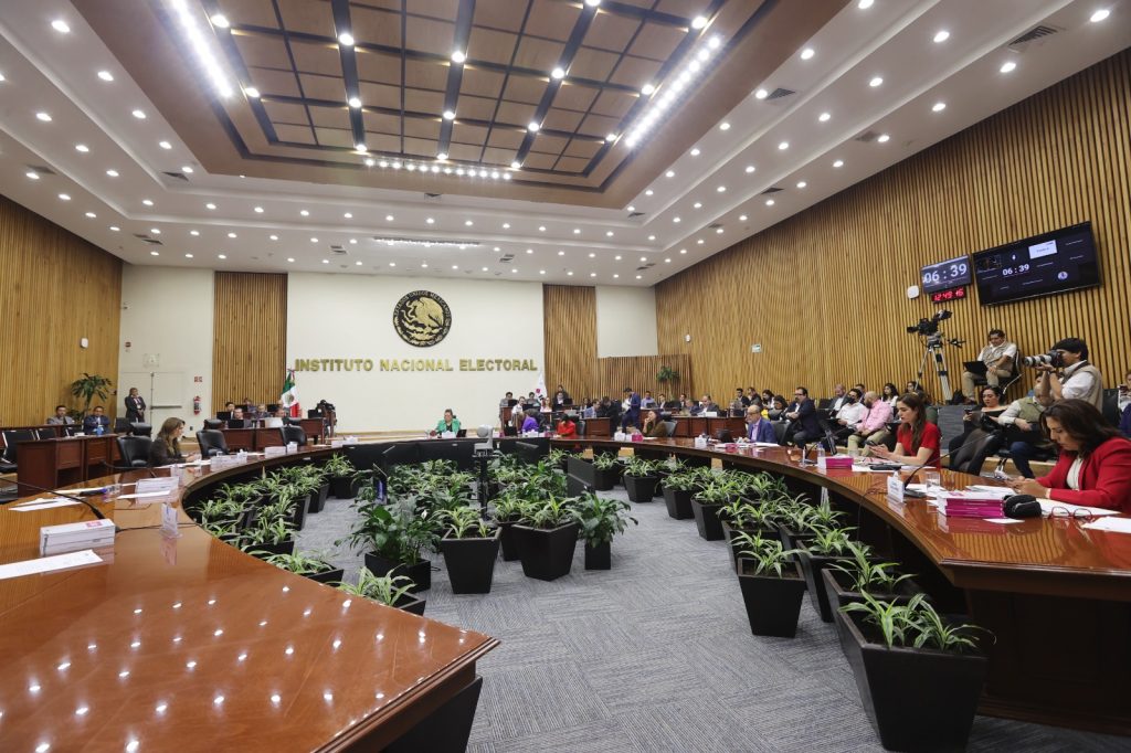 Las y los consejeros del INE analizan asuntos en el salón de sesiones del Consejo General
