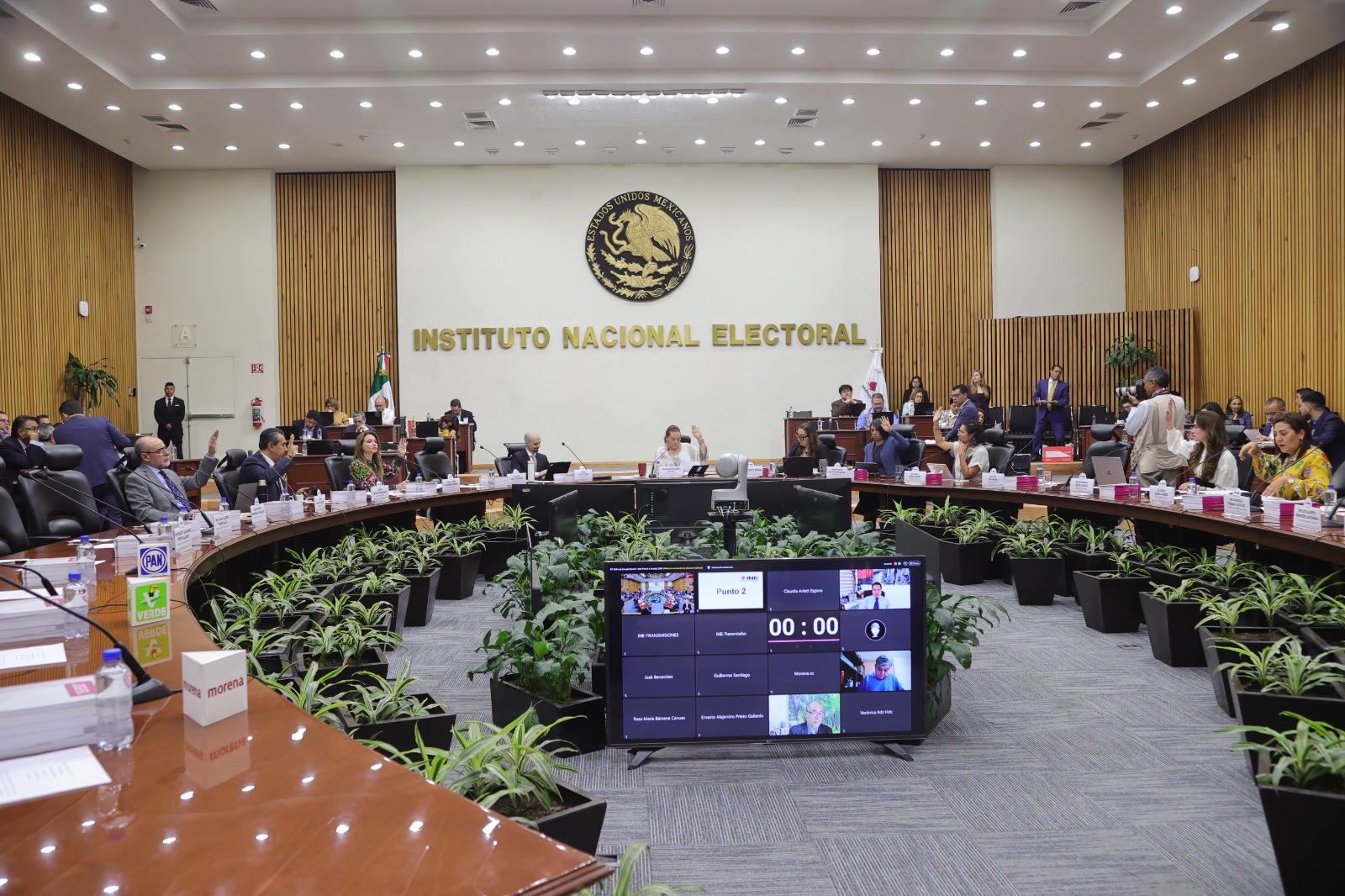 Las y los consejeros del INE analizan asuntos en el salón de sesiones del Consejo General