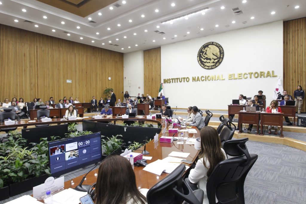 Las y los consejeros del INE analizan asuntos en el salón de sesiones del Consejo General