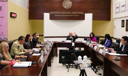 personas del consejo local sentados en la sala de sesiones