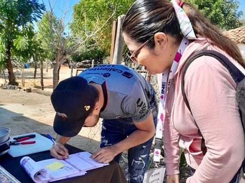 capacitadora del ine notificado a una persona en vía pública