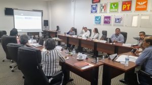 Integrantes del consejo distrital sentados y dialogando