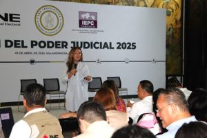 Una persona de pie con micrófono en mano