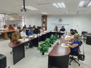 integrantes de consejo distrital sentados y dialogando entre ellos