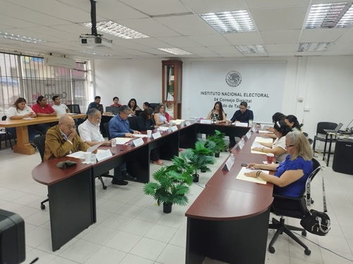 integrantes de consejo distrital sentados y dialogando entre ellos