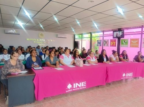 varias personas sentadas en un salón durante el foro