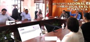 integrantes de consejo local votando a mano alzada
