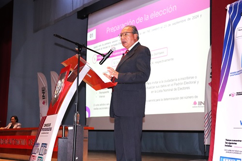 Una persona de pie hablando al micrófono