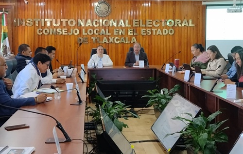 integrantes del consejo loca sentados en la mesa del salón de sesiones