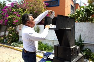 una persona echando credenciales a una trituradora