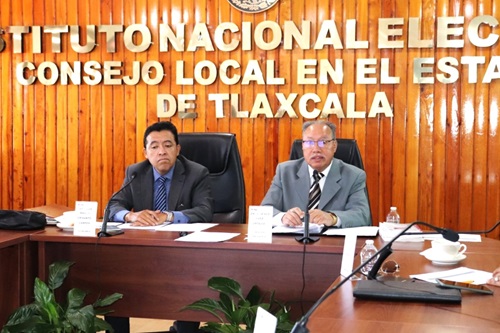 dos personas sentadas trabajando