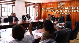 Integrantes de consejo local sentados en la sala de sesiones