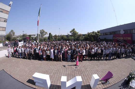 CAES en la explanada de oficinas centrales del INE