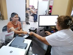 una persona en un módulo tramitando su credencial para votar