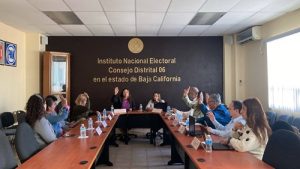 integrantes del INE en Baja California votando a mano alzada