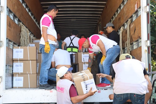 personal del INE Oaxaca bajando cajas con boletas