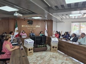 Personas votando a mano alzada en Consejo Local del INE en Oaxaca