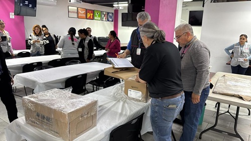 personal de la Junta Distrital en Baja California revisando listados nominales