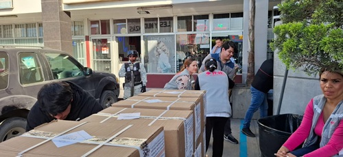 personal del INE en Baja California descargando de un camión cajas con boletas