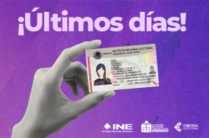 Pantalla de una mano con credencial para votar con fondo morado