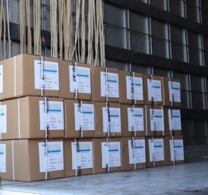 Cajas apiladas con boletas electorales