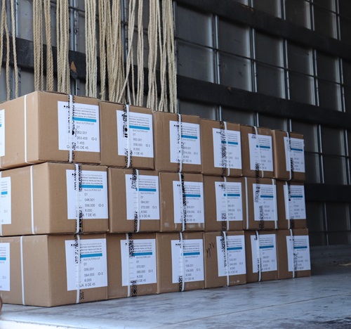 Cajas apiladas con boletas electorales