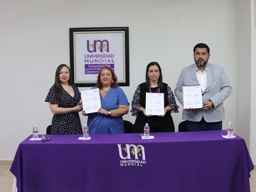 Autoridades del INE en Baja California Sur y Universidad Mundial en firma de Convenio
