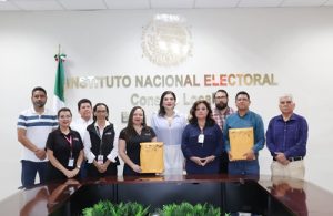 Integrantes del Consejo Local del INE en Baja California Sur mostrando sobres amarillos con Voto Anticipado