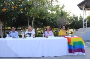Cuatro personas ponentes del foro abierto sentadas frente a una mesa