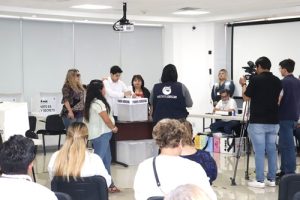 Personas realizando un simulacro de votación en Sonora