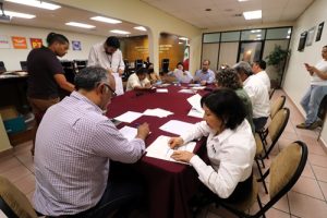 personal del INE revisando boletas del Voto Anticipado