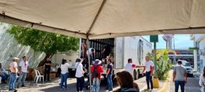 personal del INE en Sinaloa descargando cajas de camion custodiado