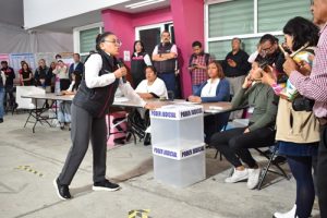 Mujer explicando el paso a paso dentro de la casilla seccional
