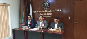 Tres hombre dando conferencia de prensa en Tamaulipas