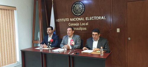 Tres hombre dando conferencia de prensa en Tamaulipas