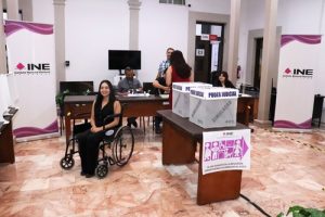 Mujer en silla de ruedas participando en el Simulacro de votación en Consejo Local del INE en Chihuahua