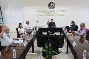 Personas votando a mano alzada en el Consejo Local del INE en Coahuila