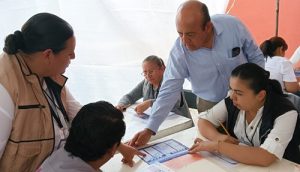 Presidente del INE en Jalisco revisando sellado de boletas