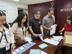Personal del INE en Querétaro realizando sellado de boletas para Voto Anticipado