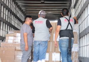 trabajadores del INE Hidalgo, dentro de camión con cajas