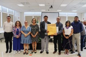 integrantes del Consejo Local del INE en Guanajuato mostrando sobres de Voto Anticipado