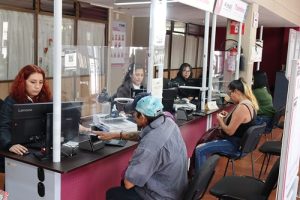 personas en el módulo del INE en Guanajuato tramitando credencial