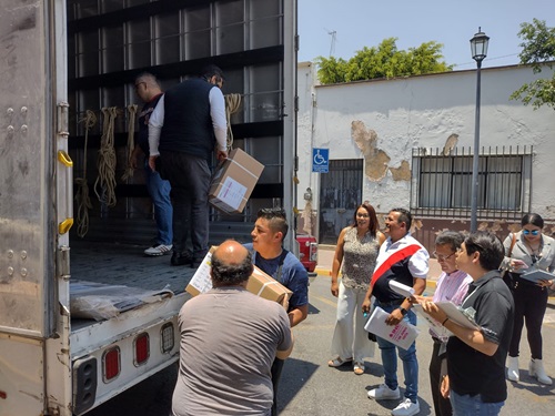 Personal del INE en Guanajuato descargando de un camión cajas