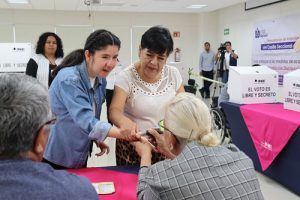 mujeres recibiendo tinta indeleble en el dedo pulgar