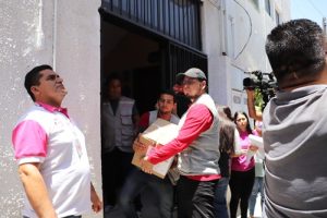 funcionario del INE en Sinaloa cargado unca caja con boletas