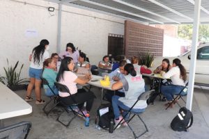 personas al interior del centro de capacitación electoral del INE en San Luis Potosí