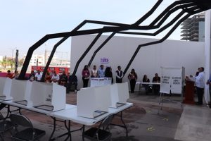 Un patio con mamparas de votación