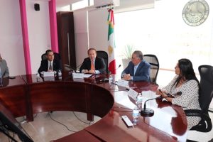varias personas en reunión en Consejo Local del INE en San Luis Potosí